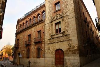 Фасад Касса де Сиснерос оформлено в хара