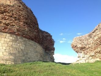 Крепостные стены, окружающие древний гор
