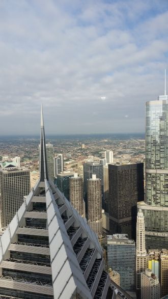 Вид на Чикаго с высоты Аон Центра.