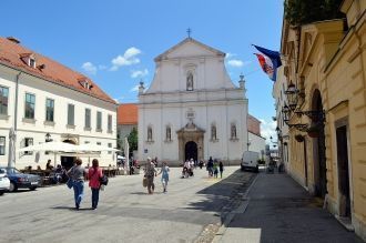 В XVII иезуиты, пришедшие в Загреб, расш