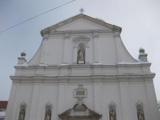 Статуи, украшающие фасад церкви Святой Е