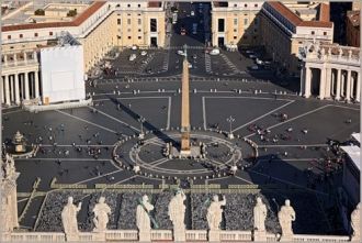Вид на Египетский обелиск в Ватикане с в