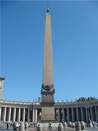 Установка обелиска в центре площади Свят