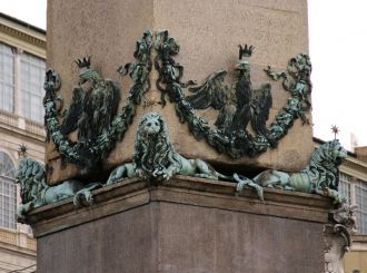 Бронзовые львы – символы с герба папы Си