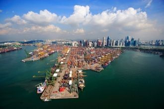 Морской порт Сингапура играет одну из ва