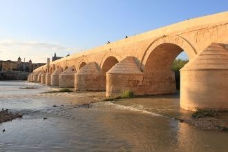 Римский мост является памятником старинн