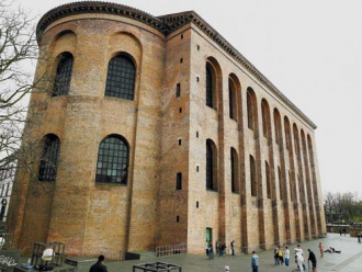 Фасад здания Базилики Константина не име