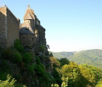 В XV столетии Альбрехт V, передал замок 