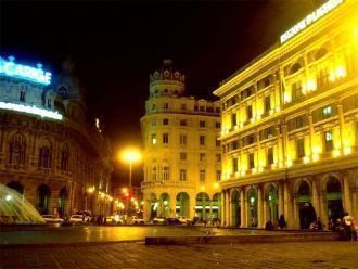 Площадь Пьяцца Феррари в вечерней подсве