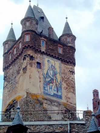 Осью замка служит главная башня Бергфрид