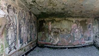 Древняя мозайка на стенах внутри амфитеа