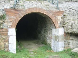 В стенах амфитеатра размещены арки, в ко