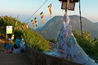 Ежегодно к храму на горе Шри-Пада стекае