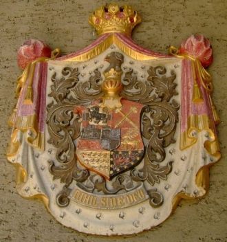Полный герб князей Гогенцоллерн на входе
