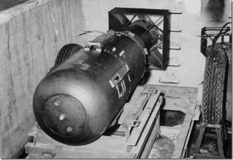 Атомная бомба “Little boy” перед погрузк
