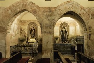 Боковые алтари церкви в монастыре Ла-Раб