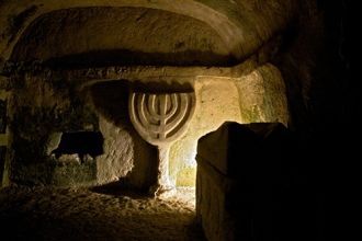 В Бейт Шаарим имеется более 30 пещер-зах
