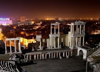 Амфитеатр в Пловдиве ночью.