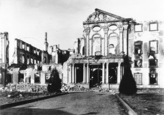 Руины дворца после Второй мировой войны.