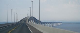 Мост имеет две полосы движения, проезд п