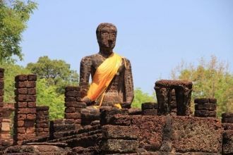 Храм знаменит изображением сидящего Будд