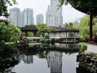 Китайский сад Сунь Ятсена на фоне Ванкув