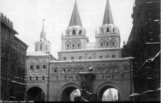 Воскресенские ворота построены в 1534-15