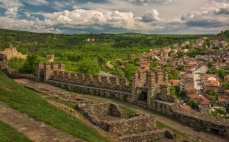 Вид с крепости на город Велико-Тырн