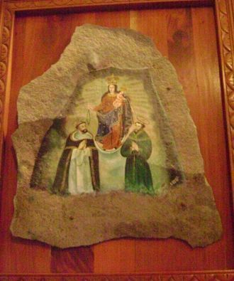 Изображение Богородицы в камне.