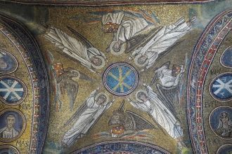 Ангелы возносят монограмму Христа (мозаи