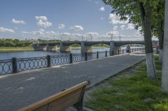 Нововолжский мост делит её на две неравн