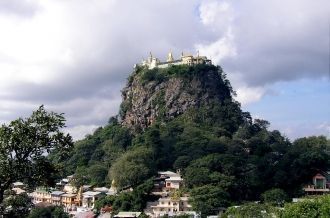 Монастырь Таунг Калат величественно возв