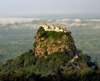 Монастырь Таунг Калат в центральной Бирм