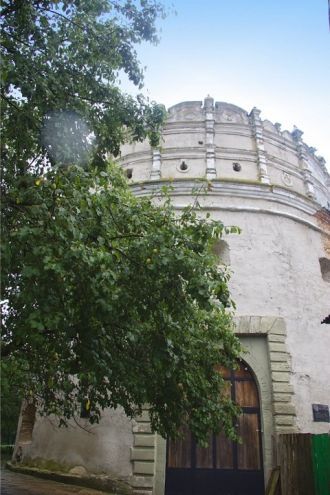 С 1985 года в башне размещается Музей кн