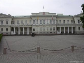 В 1824—1832 дворец был перестроен по про