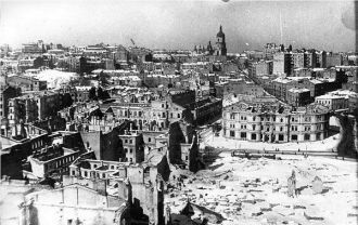 Площадь Независимости, 1942. Во время Вт