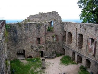 До 15 века замок служил резиденцией мест