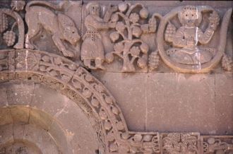 Рельефы на стенах армянской церкви Ахтам