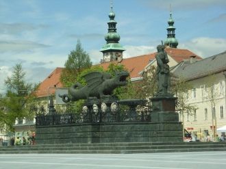 Фонтан дракона на Новой площади в Клаген