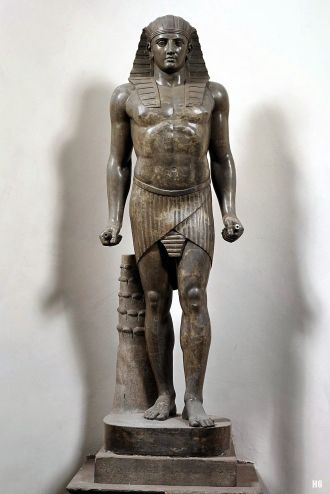 Статуя представляет Антиноя в образе Оси