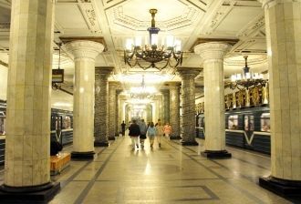 Метрополитен был оформлен в стиле Сталин