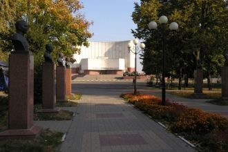 Спереди и сзади белгородского музея-диор