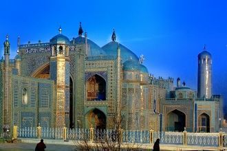 Голубую мечеть в Мазари-Шарифе венчают д