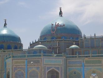 Купола Голубой мечети в Мазари-Шарифе.