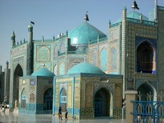 В Голубой мечети Мазари-Шарифа регулярно