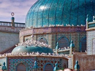 Голуби на куполах Голубой мечети в Мазар