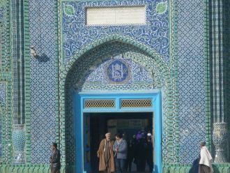 Вход в Голубую мечеть в Мазари-Шарифе.