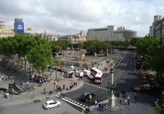 С Площади Каталонии начинают свой маршру