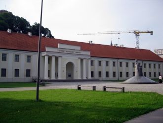 Перед зданием музея стоит памятник основ