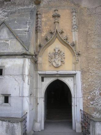 Герб Пернштейнов над входом в замок.